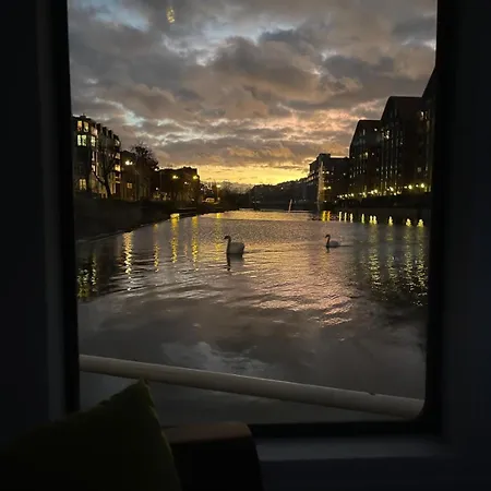 Dom Na Wodzie - Flohotel Apartament *